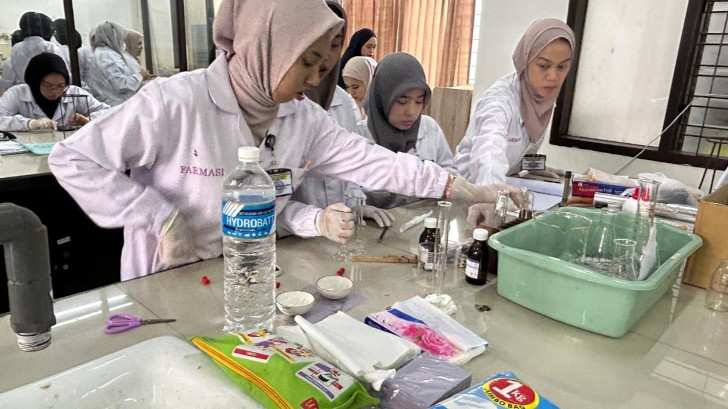 Tim UMM Kembangkan Bathbomb Terapi untuk Penderita Dermatitis Atopik 9 Tim UMM Kembangkan Bathbomb Terapi untuk Penderita Dermatitis Atopik