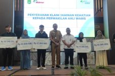 KPU Kabupaten Malang Beri Santunan Dua Petugas TPS yang Meninggal