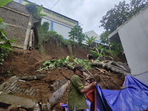Tanah Longsor Timpa 5 Rumah Warga Kepanjen