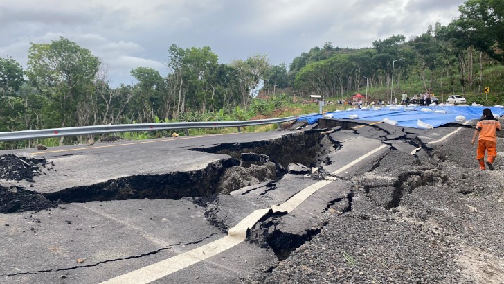 Baru Diperbaiki, Jalur Lintas Selatan Donomulyo Malang Kembali Amblas 18 Baru Diperbaiki, Jalur Lintas Selatan Donomulyo Malang Kembali Amblas