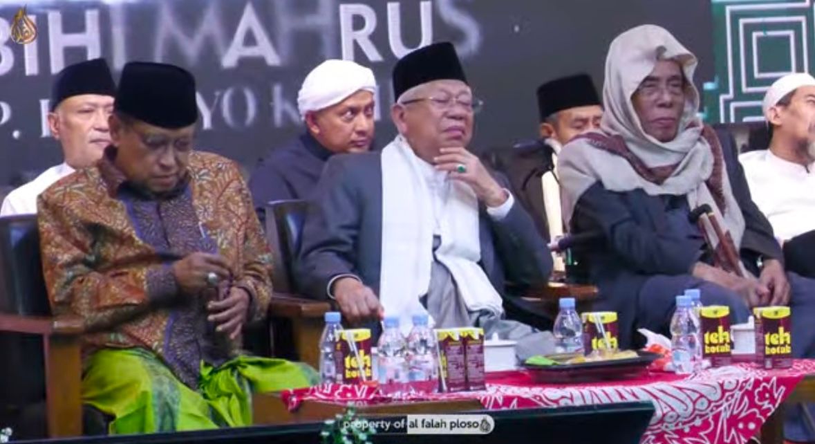 Peringati Harlah 1 Abad, Ponpes Ploso Kediri Beri Penghargaan Al Falah Award ke Sejumlah Kiai 8 Mantan Wakil Presiden KH Ma'ruf Amin saat menghadiri 1 abad Pondok Pesantren Al Falah, Kecamatan Mojo, Kabupaten Kediri, Rabu malam 1 Januari 2025 (Foto: Dixs Fibriant)