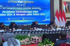 Kapolres Batu, AKBP Andi Yudha Pranata bersama Forpimda saat menggelar Press Release di Graha Pancasila Balaikota Among Tani Batu, Kamis 2 Januari 2024. (Foto : Firmansyah)