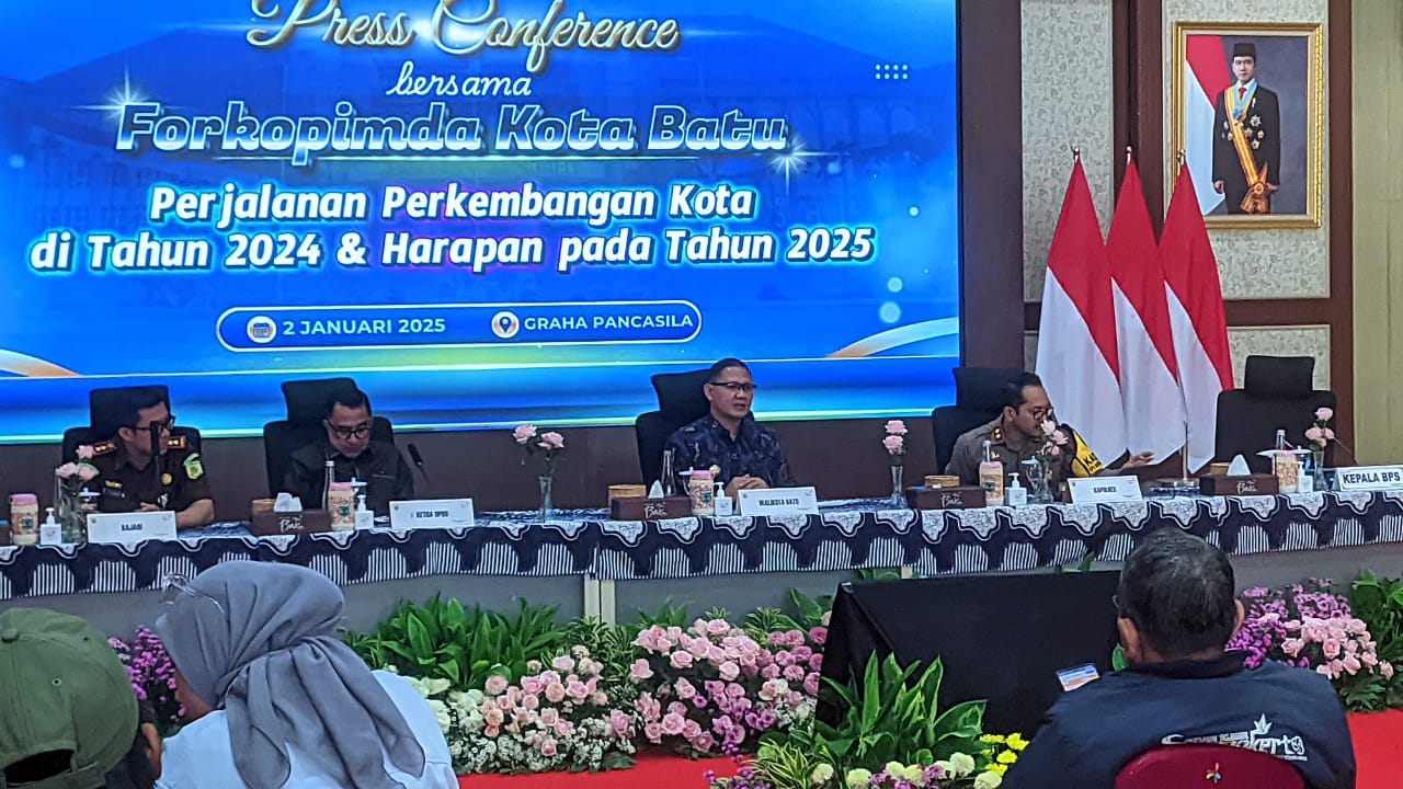 Kapolres Batu, AKBP Andi Yudha Pranata bersama Forpimda saat menggelar Press Release di Graha Pancasila Balaikota Among Tani Batu, Kamis 2 Januari 2024. (Foto : Firmansyah)