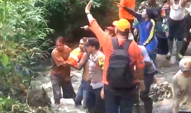 Takut Petir, Balita di Jombang Jatuh ke Aliran Sungai, Ditemukan Meninggal 11 Takut Petir, Balita di Jombang Jatuh ke Aliran Sungai, Ditemukan Meninggal