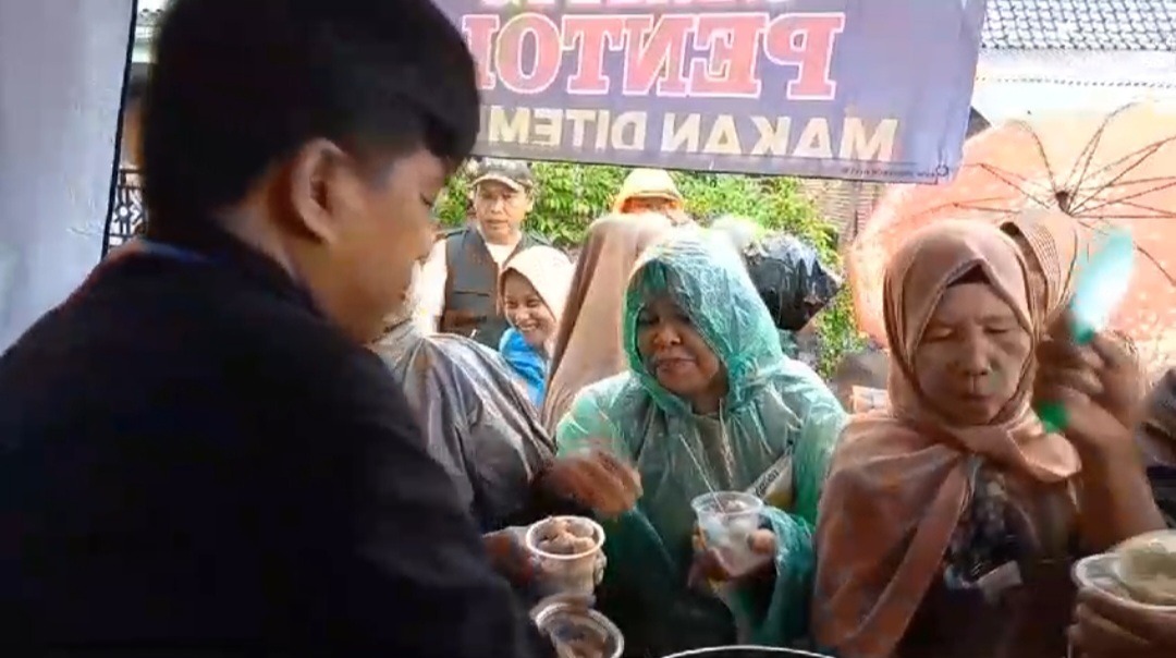 Warga Jombang Makan dan Habiskan 60 Ribu Biji Pentol Bakso Dalam Sekejap 17 1000733165