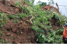 Tanah Longsor Di Lereng Gunung Wilis, Jalur Alternatif Madiun-Ponorogo Terputus