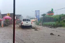 Dilanda Hujan Lebat, Air Bercampur Lumpur Meluap ke Jalan Raya di Sumber Brantas Kota Batu