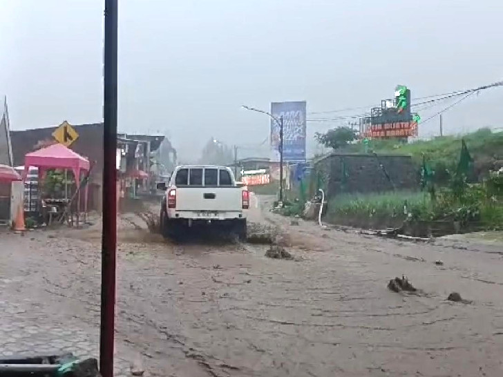 Dilanda Hujan Lebat, Air Bercampur Lumpur Meluap ke Jalan Raya di Sumber Brantas Kota Batu