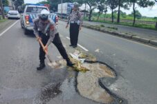 Satlantas Polres Lamongan Tanggap Atasi Jalan Berlubang di Jalan Poros Lamongan-Babat