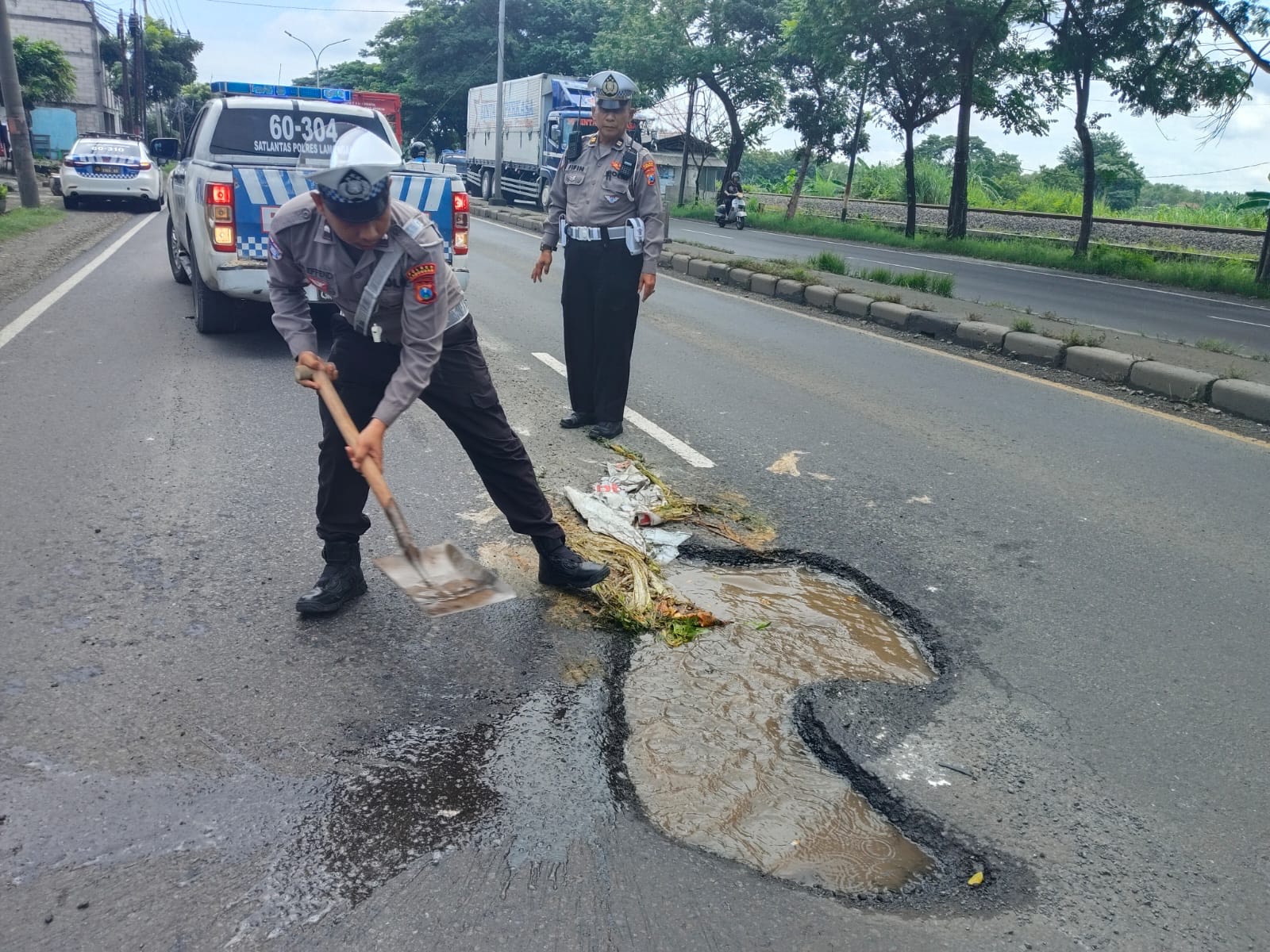 Satlantas Polres Lamongan Tanggap Atasi Jalan Berlubang di Jalan Poros Lamongan-Babat