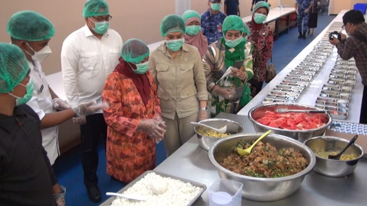 Wamen PPPA Veronica Tan Tinjau Program Makan Bergizi Gratis di Malang