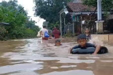 Ratusan Rumah Warga Jombang Terendam Banjir 13 Ratusan Rumah Warga Jombang Terendam Banjir