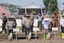 Kapolda Jatim Tanam dan Kapolres Blitar Launching Benih Jagung Bhayangkara