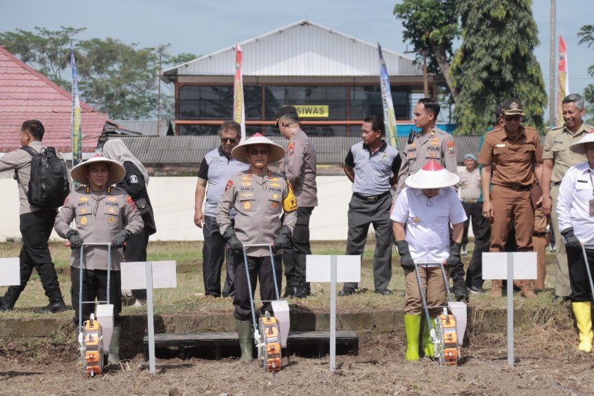 Kapolda Jatim Tanam dan Kapolres Blitar Launching Benih Jagung Bhayangkara