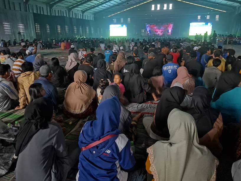 Suasana saat nobar pertandingan sepak bola Arema FC Vs Persib Bandung. (Foto: Abdullah/tagarjatim.id)