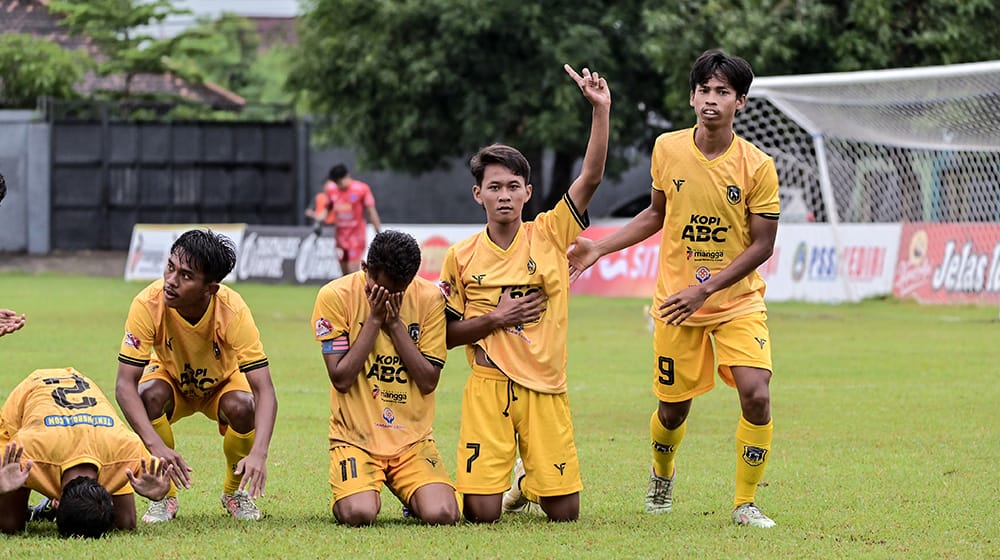 Malang United Menang 3-0 atas Pare FC, Buka Asa Lolos Fase 32 Besar Liga 4 Jawa Timur 12 Malang United Menang 3-0 atas Pare FC, Buka Asa Lolos Fase 32 Besar Liga 4 Jawa Timur
