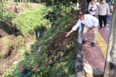 Hari Terakhir Masa Tugas, Pj. Wali Kota Batu Aries AP Kunjungi Lokasi Bencana dan Bersih Sungai