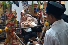 Melihat Upacara Tedak Siten, Tradisi Turun Tanah bagi Anak yang Hampir Punah