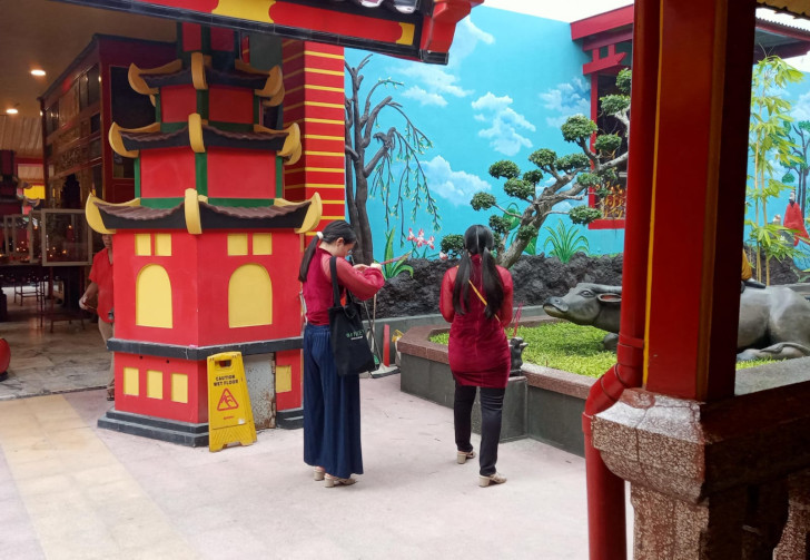 Perayaan Imlek di Klenteng Eng An Kiong Kota Malang Berlangsung Penuh Khidmat