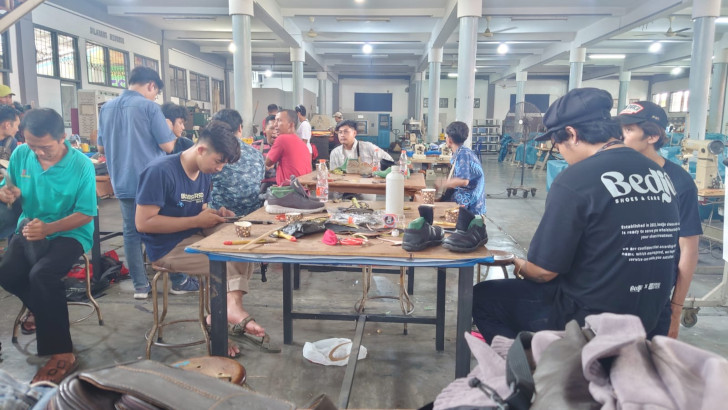 Reparasi Alas Kaki, Peluang Usaha Baru bagi Pemuda Sidoarjo