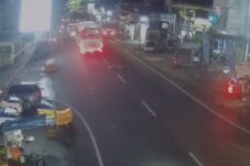 Rekaman CCTV, Setelah Tabrak Kendaraan Secara Beruntun Bus Berhenti Karena Menabrak Pohon 15 bus pariwisata asal bali