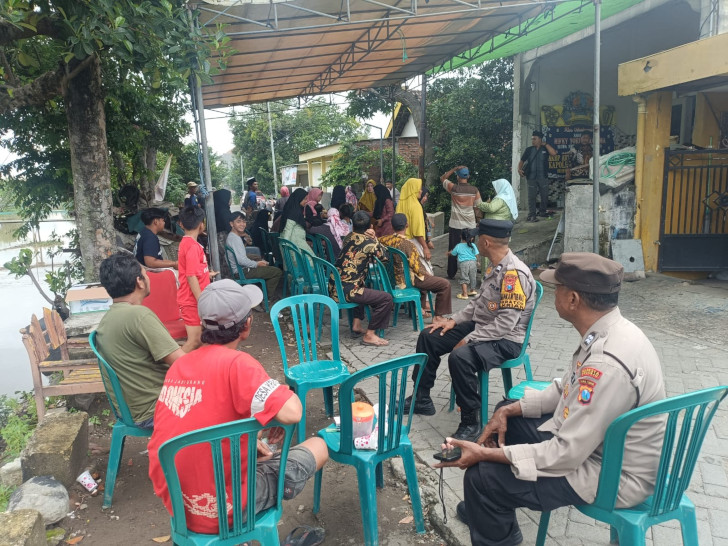 Turut Belasungkawa, Polisi Sidoarjo Hadiri Pemakaman Korban Kecelakaan Laut Pantai Drini