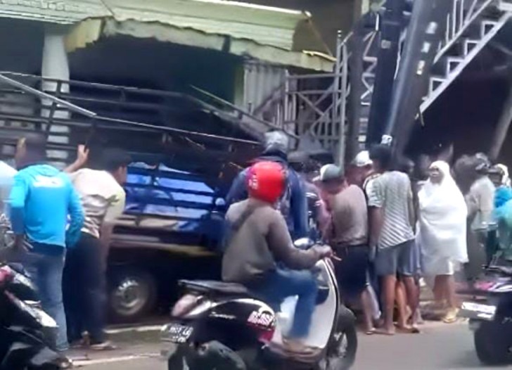 Diduga Ngantuk Berat, Grand Max Tabrak Pagar Rumah di Kota Batu