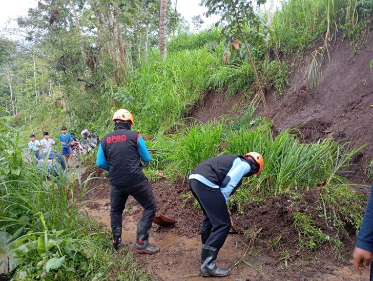 Tanah Longsor di Dua Kecamatan Sempat Tutup Jalan