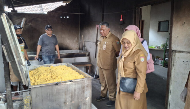 Proses memasak jagung yang sudah di tepungkan  (Abdullah/Tagarjatim.id)
