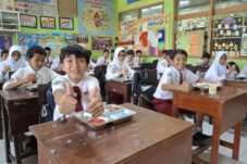 Siswa-siswi SDN 1 Panggungrejo Kepanjen Hari Ini Menikmati Program Makan Siang Gratis