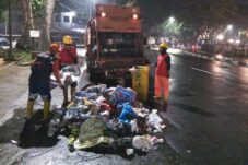 Petugas kebersihan DLH Kota Malang saat mengangkut sampah pada pergantian malam tahun baru (foto: dok DLH Kota Malang)