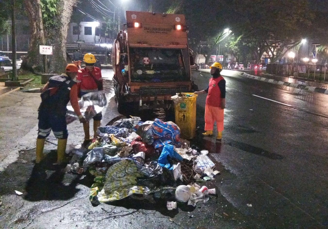 Petugas kebersihan DLH Kota Malang saat mengangkut sampah pada pergantian malam tahun baru (foto: dok DLH Kota Malang)