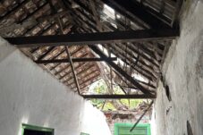 Kondisi rumah warga di Cemandi, Sidoarjo sudah mengalami rusak parah.