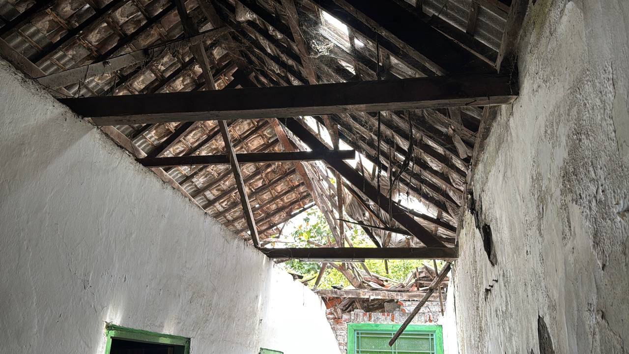 Rumah Reot Sarirejo di Desa Gisik Cemandi Dikunjungi Plt. Bupati Sidoarjo 18 Kondisi rumah warga di Cemandi, Sidoarjo sudah mengalami rusak parah.