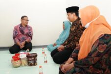 Sampaikan Belasungkawa, Pj. Wali Kota Batu Aries AP Takziah di Rumah Dua Korban Laka Bus Pariwisata 7 Sampaikan Belasungkawa, Pj. Wali Kota Batu Aries AP Takziah di Rumah Dua Korban Laka Bus Pariwisata