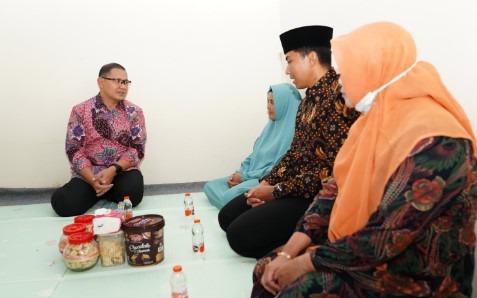 Sampaikan Belasungkawa, Pj. Wali Kota Batu Aries AP Takziah di Rumah Dua Korban Laka Bus Pariwisata