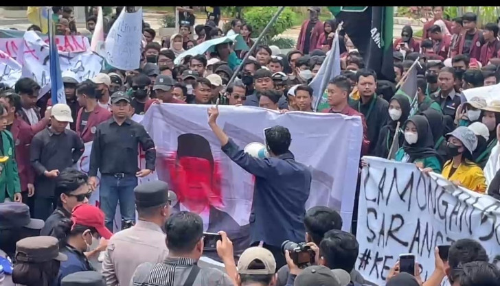 Mahasiswa Lamongan Aksi Tolak Kebijakan Efisiensi Anggaran 10 Mahasiswa Lamongan Aksi Tolak Kebijakan Efisiensi Anggaran