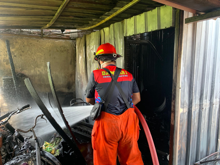 Bakar Sampah Picu Kebakaran Gudang di Lantai Dua