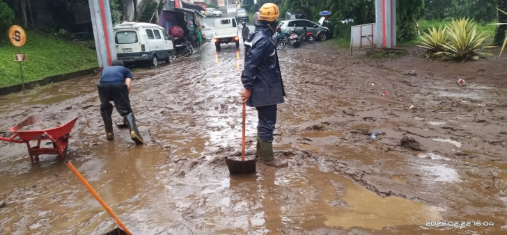 Hujan Lebat di Kota Batu, Pintu Masuk Selecta Diterjang Banjir Lumpur Luapan