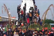 Warga Rebutan Gunungan Tempe 10 Meter Dalam Tradisi Ruwah Desa Sedengan Mijen 9 645547cd d2b5 4e92 bbcc c1c0353b73c7