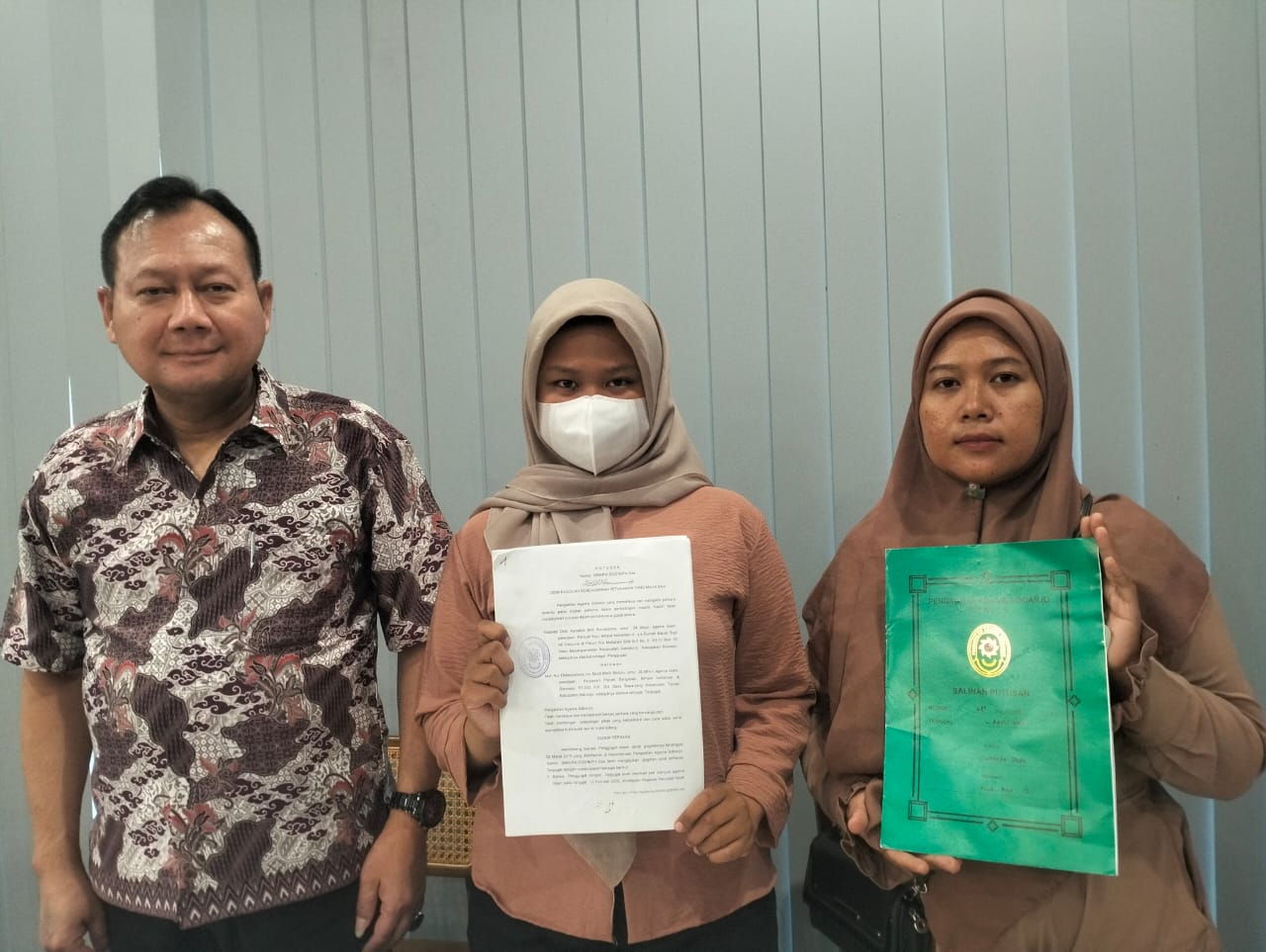 Seorang Siswi SMA di Sidoarjo Bakal Laporkan Ayah Kandungnya ke Polisi Karena Tak Dinafkahi Selama 10 Tahun