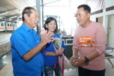 Hari Valentine, KAI Daop 9 Jember Bagikan Coklat dan Bunga ke Penumpang 11 IMG 20250214 WA0002