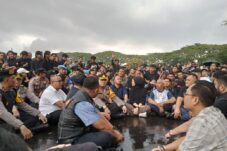 Hujan Tak Surutkan Aksi Penolakan Kebijakan Presiden Prabowo Soal Efisien Anggaran di Kota Malang 6 IMG 20250218 WA0013