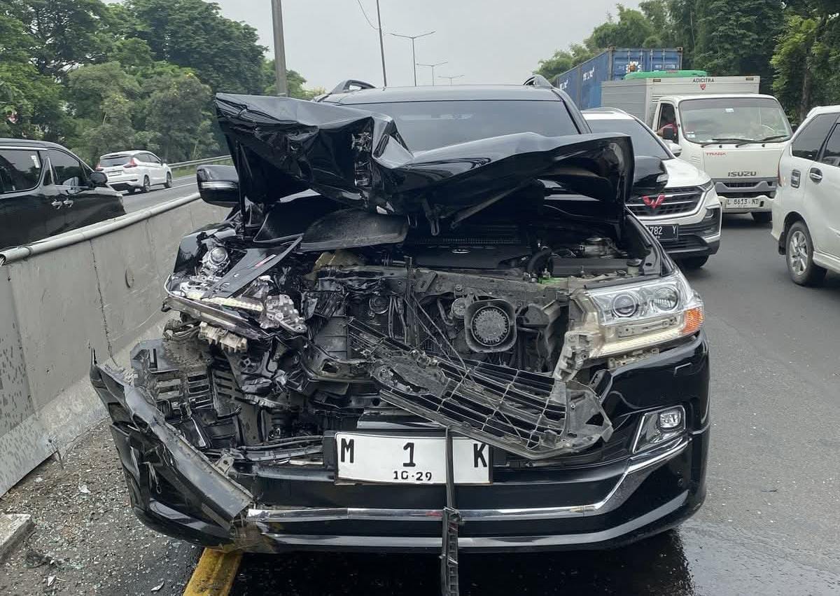 Terlibat Kecelakaan Beruntun, Mobil Land Cruiser Berplat Nomor M 1 K Ringsek 1 IMG 20250226 WA0007