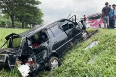 Sopir Mengantuk, Minibus Tabrak Pembatas Tol Hingga Masuk Parit