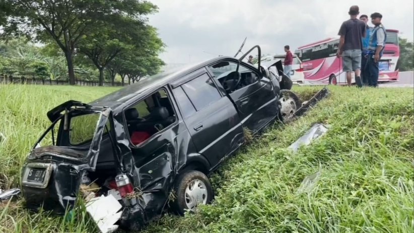 Sopir Mengantuk, Minibus Tabrak Pembatas Tol Hingga Masuk Parit