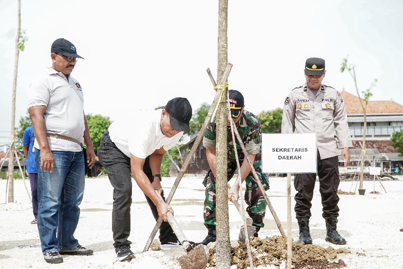 Peringati HPN 2025, PWI Lamongan Gelar Santunan Yatim Piatu hingga Tanam Pohon 13 IMG 20250209 201248