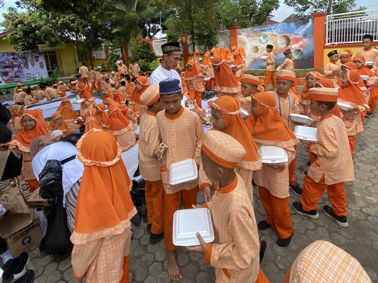 Dukung Program MBG, HIPMI Jember Ikut Bagikan Makanan Sehat di SD 7 IMG 20250214 203444