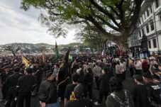 Ribuan Mahasiswa Geruduk Kantor DPRD Kota Malang Tolak Kebijakan Presiden Prabowo