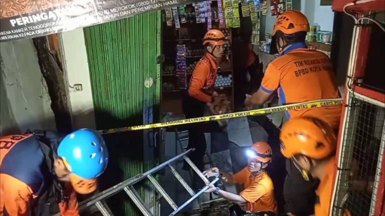 Penjaga Toko Kelontong Tewas Setelah Tokonya Ambles Diguyur Hujan Deras